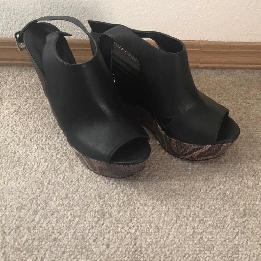Sole society pumps